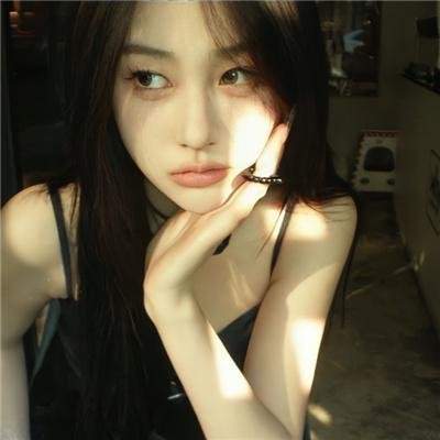 她比春色更怡人